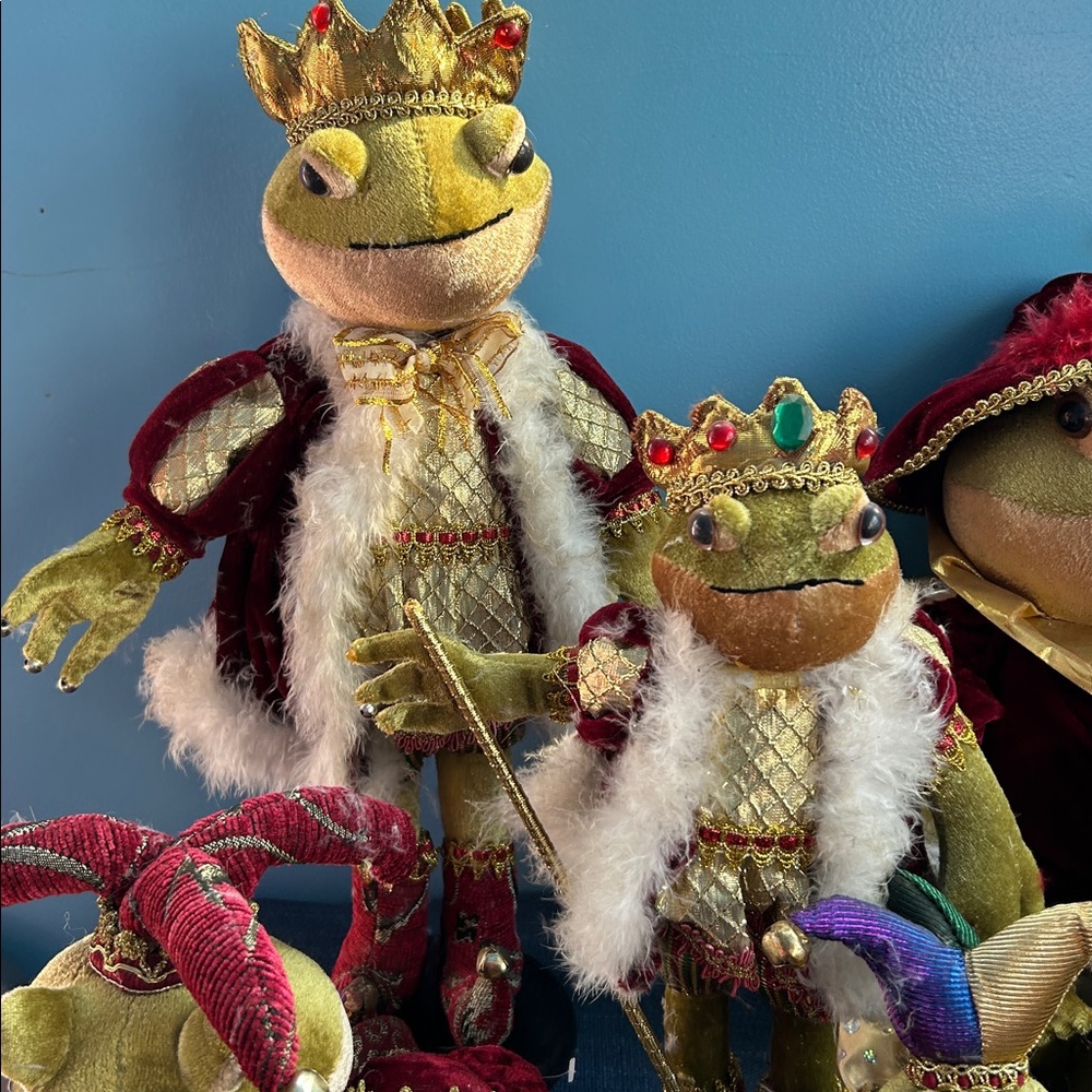 Festive Frog Royalty Holiday Decor Set - Picture 2 of 5